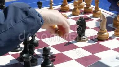 2018年4月21日-乌克兰Kamenskoye：孩子们在街上下棋。 街头国际象棋锦标赛室外，国际象棋时钟